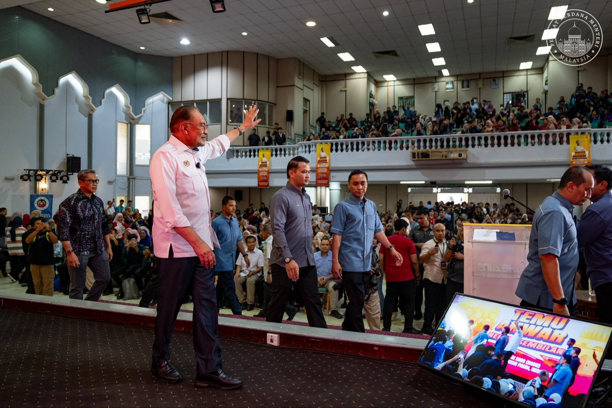 anwaribrahim's tweet photo. Bercakap di sesi pertemuan dengan anak muda dan mahasiswa meliputi pelbagai isu dan lapangan yang penting pada negara dan rakyat Malaysia. 

Saya tegaskan negara ini kekal teguh berteraskan Melayu Islam, namun negara ini terus tegas merangkul kekuatan dan kebersamaan semua kaum dan agama yang menjadi asas kekuatan Malaysia sekian lama. Jadi jangan ada mana-mana pihak yang cuba mengganggu-gugat perpaduan ini. 

Sementalahan, saya menekankan betapa keperluan agar anak-anak muda masa kini untuk meneroka bidang-bidang baru yang diperlukan dunia hari ini sementara terus mengakar ke bumi, yakni kekal berpegang pada nilai kita, akhlak kita, budaya kita dan kemanusiaan kita. 

Dalam usaha menggarap lapangan-lapangan baharu, jangan dikesampingkan hal dan perkara yang asasi. Negara yang madani adalah negara yang tidak sama sekali merendahkan martabat mana-mana kaum di negara ini sambil kita perkuatkan yang teras demi kesejahteraan semua. 

#MADANIbekerja
#YakinMADANI