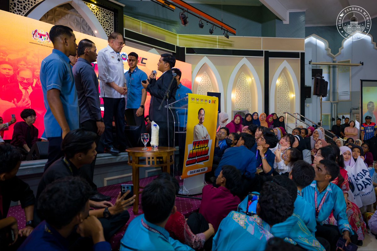 anwaribrahim's tweet photo. Bercakap di sesi pertemuan dengan anak muda dan mahasiswa meliputi pelbagai isu dan lapangan yang penting pada negara dan rakyat Malaysia. 

Saya tegaskan negara ini kekal teguh berteraskan Melayu Islam, namun negara ini terus tegas merangkul kekuatan dan kebersamaan semua kaum dan agama yang menjadi asas kekuatan Malaysia sekian lama. Jadi jangan ada mana-mana pihak yang cuba mengganggu-gugat perpaduan ini. 

Sementalahan, saya menekankan betapa keperluan agar anak-anak muda masa kini untuk meneroka bidang-bidang baru yang diperlukan dunia hari ini sementara terus mengakar ke bumi, yakni kekal berpegang pada nilai kita, akhlak kita, budaya kita dan kemanusiaan kita. 

Dalam usaha menggarap lapangan-lapangan baharu, jangan dikesampingkan hal dan perkara yang asasi. Negara yang madani adalah negara yang tidak sama sekali merendahkan martabat mana-mana kaum di negara ini sambil kita perkuatkan yang teras demi kesejahteraan semua. 

#MADANIbekerja
#YakinMADANI