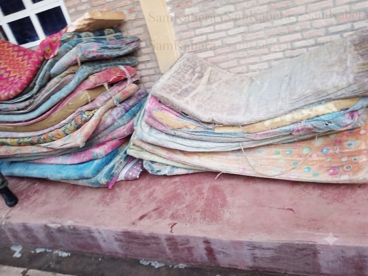 NZelbabel's tweet photo. @SamKabera @Kamonyi @MusanzeDistrict @NESA_Rwanda @Rwanda_Edu @ClaudetteIrere @oswaki Bwana @SamKabera ko ntacyo wavuze kuri izi matelas bari bajyiye kujya baryamaho? Abana baziraraho se bo maye!Aha ni akumiro https://t.co/FKsrvAiaKk