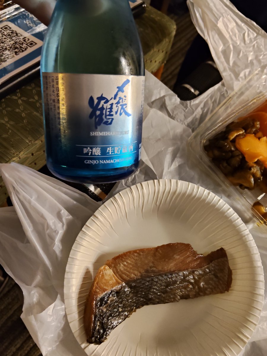 m_jaws_62's tweet photo. 本日は新潟でキャンプの予定でしたが、雨予報のため長岡のホテルサンローラで宿泊です���ありえない位安価で泊まれました😳
村上で鮭と酒を買い、ホテルで堪能しました🍶 https://t.co/9r6gZTF0kZ