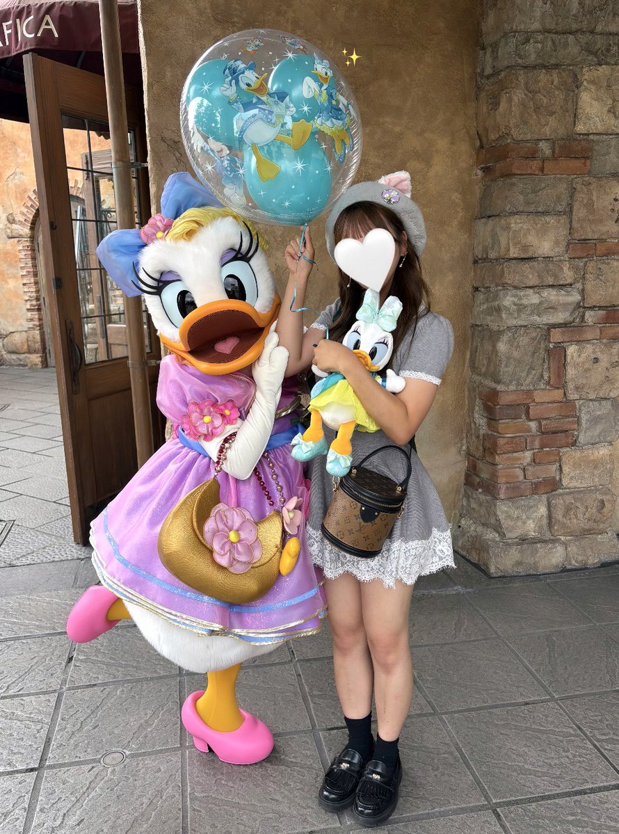daisy_oo19's tweet photo. ファッションちゃんいっぱい会えた🎀
風船持って撮れたの嬉しい😭😭💕💕 https://t.co/55bGnzfNOQ