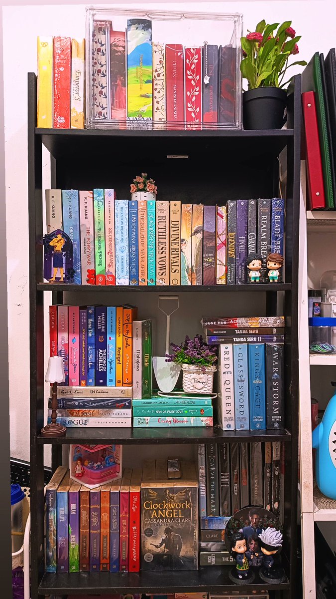 frarent's tweet photo. Always love love love @phororu
for getting me back into reading. It feels sooo great to rediscover something i once loved.
And thank you @smiliebloem to another kind soul for the beautiful book sleeve. I'll treasure it every time I open a book. https://t.co/FIJKDw3uo4