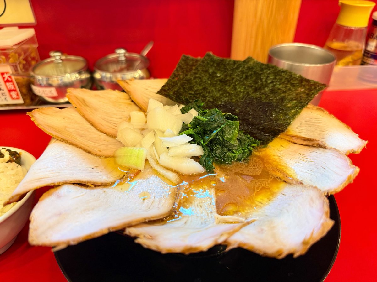 dt_men0807's tweet photo. 🍜大阪家
燻製チャーシューメン(濃多)＋ライス3
🈂️チャーシューW、オニオン

今日は肉の日ということでなんばの肉を食いにきましたよ😋🍖
あといっぱいお世話になったW🈂️も食べ納めかな（寂しい…）
この期間、もはや何枚のチャーシューを食べたのかは分からないけど今日も相変わらず大満腹です🫃笑 https://t.co/xvX7IQzkk0