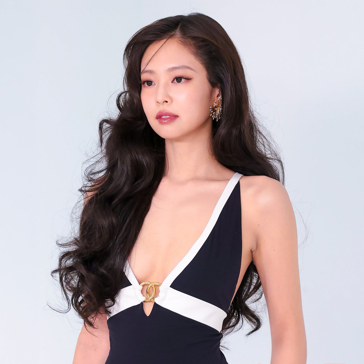 TheePopCore's tweet photo. The Korea Economic Daily named JENNIE, also known as "Human Chanel," as a key figure responsible for boosting Chanel's recognition and sales as its Global Ambassador. https://t.co/ZkwnG6hNQD