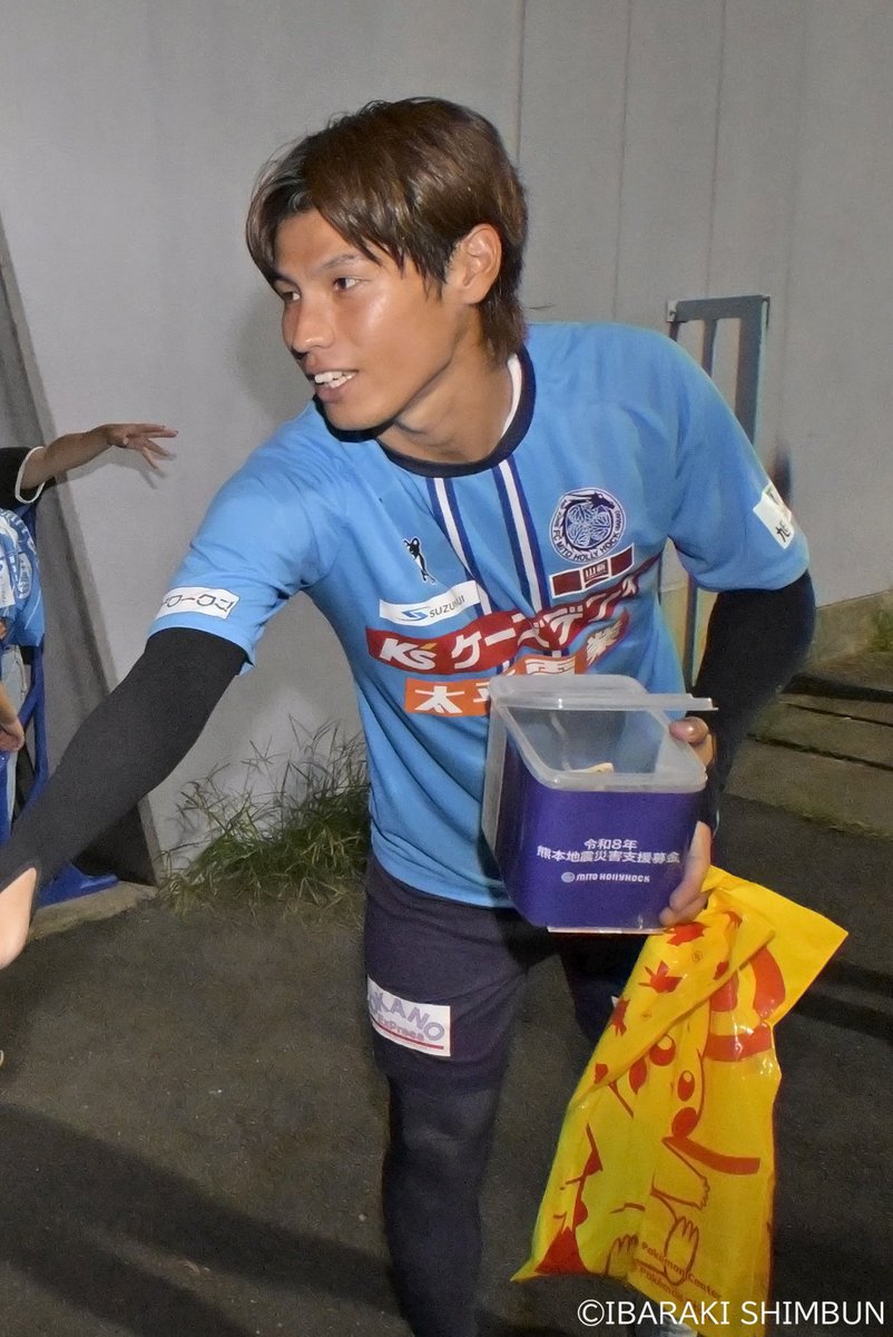 undou_ibaraki's tweet photo. 【J1水戸】
水戸信用金庫スタジアムの公開練では、熊本地震を受け募金活動が行われました。

事前にXで呼びかけ、練習後活動に加わった #大森渚生 選手

🗣️「全国にJクラブがあって、SNSで輪を広げられる時代。誰かが困っていたら誰かが助ける。選手として出来ることはやりたい」
#水戸ホーリーホック https://t.co/YaV78B4rs2