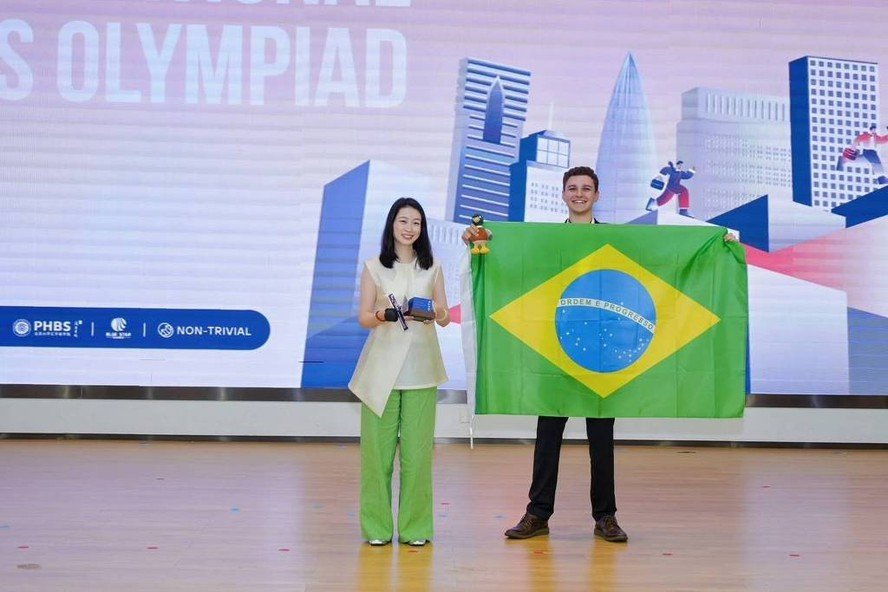 FariaLimaElevat's tweet photo. O Brasil venceu o business case da Olimpíada Internacional de Economia em 2019, 2020, 2021, 2023 e agora em 2026.

Cinco títulos mundiais em desenho de política econômica.

E um estudante de 16 anos tirou a nota máxima nas provas. O único em oito anos de história.

Precisamos falar mais disso.