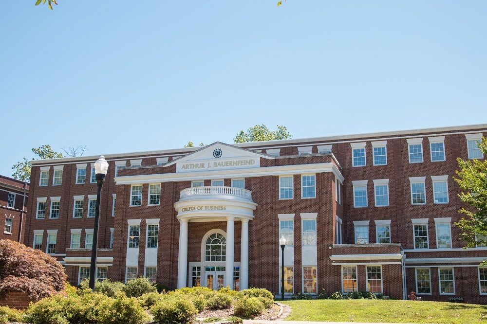 murraystateuniv's tweet photo. Murray State will introduce a new nine‑hour graduate certificate in communication &amp; technology this fall. The program focuses on emerging digital tools, communication trends, and their impact across industries. Read more 🔗 https://t.co/2TDW2izhvj https://t.co/TtWgUvGmVN