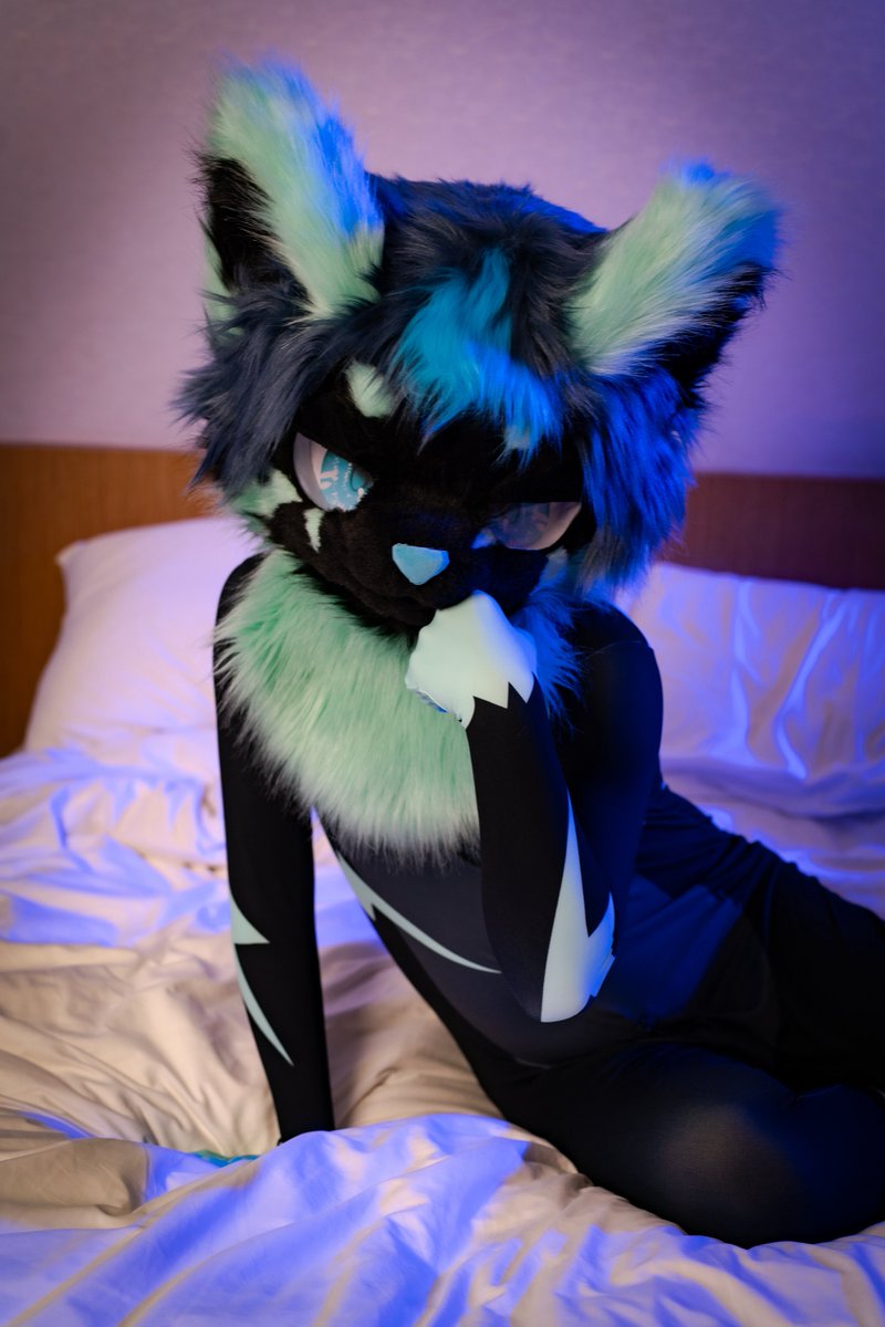 Linyi2linyi's tweet photo. 我就这样躺在床上看着你
#furry #zentai https://t.co/ktvGfx74P1