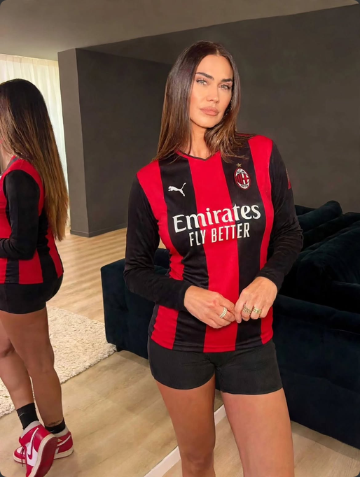 ZeldaMilanista's tweet photo. Il Milan sempre Numero 1 per le magliette ❤️🖤🥇👕 https://t.co/gtUGnioJgX