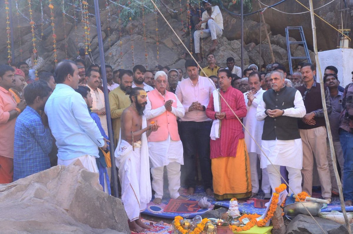 AjayVishnoiBJP's tweet photo. कटाव का होगा विकास
₹2 करोड़ 39 लाख स्वीकृत

मंत्री श्री धर्मेंद्र लोधी जी को धन्यवाद।

एक साल पहले मेरी मंत्री श्री धर्मेंद्र लोधी जी से चर्चा हुई थी कि कटाव धाम का और विकास करना है। मैंने पहले पुल और घाट इत्यादि बनवाए हैं। हनुमान मंदिर तक लाइट भी पहुंचाई है। पर अभी और बहुत कुछ बाकी है।

मंत्री जी का कहना था कि कटाव धाम उनकी विधानसभा और उनके लिए भी प्रिय एवं ��हत्वपूर्ण है। उन्होंने कहा, "आप योजना बनवाइए, मैं अपने विभाग से पैसे दिलवाऊँगा।"

मैंने क्षेत्रीय लोगों के साथ मिलकर सभी के सुझाव लेकर कटाव धाम के विकास की योजना बनाकर संस्कृति मंत्रालय को सौंपी।

आज मंत्री जी ने अपना वादा पूरा किया। कटाव धाम के विकास की मेरी योजना के लिए ₹2 करोड़ 39 लाख रुपये स्वीकृत कर दिए हैं। शीघ्र ही टेंडर लगेंगे, ठेकेदार तय होगा और दिवाली तक काम शुरू हो जाएगा।

पुनः मंत��री श्री धर्मेंद्र लोधी जी का धन्यवाद।