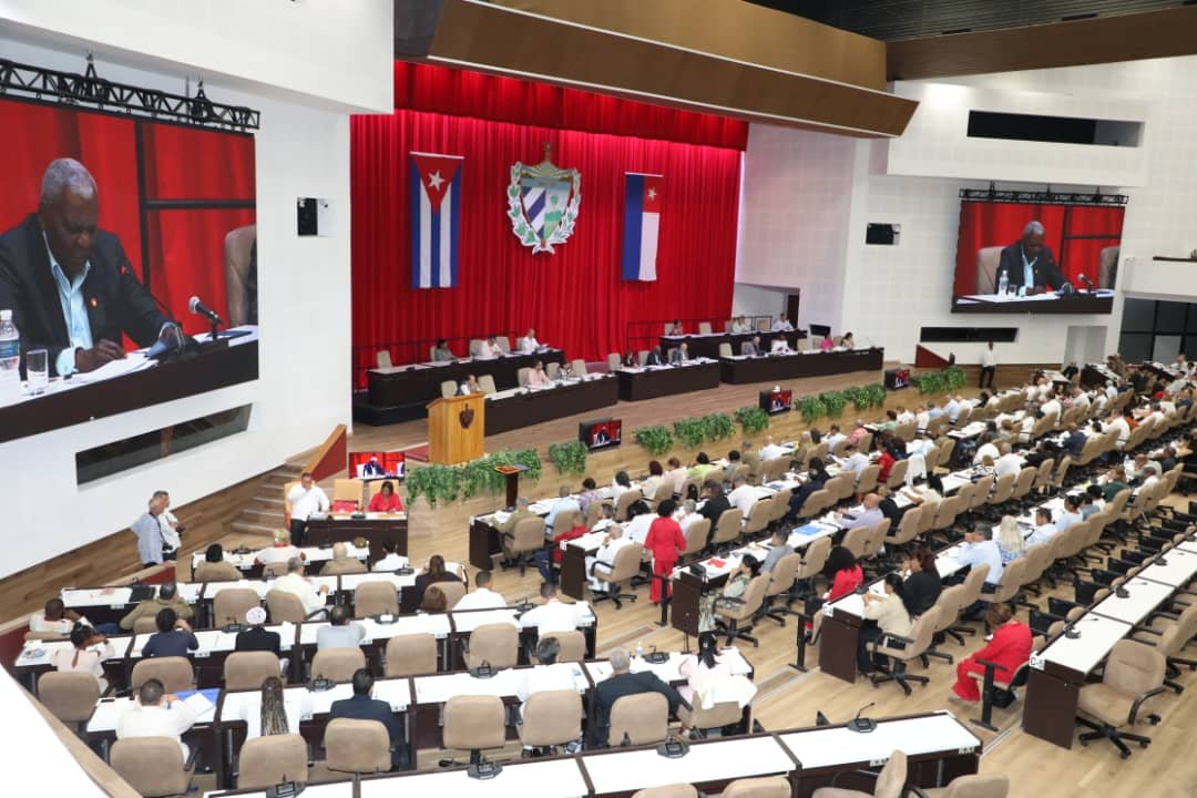 PartidoPCC's tweet photo. Inició el Séptimo Período Ordinario de Sesiones de la @AsambleaCuba, el cual se extenderá hasta el jueves 30 de julio.

En correspondencia con las exigencias del complejo contexto que atraviesa la nación, la sesión se desarrolla mediante videoconferencia, con la participación de los diputados desde sus respectivos territorios, mientras que aquellos que residen en La Habana lo hacen desde el Palacio de Convenciones.

La agenda de trabajo incluye temas medulares para enfrentar la situación actual, marcada por el recrudecimiento de la agresión imperialista.

#PoderPopular  #Cuba