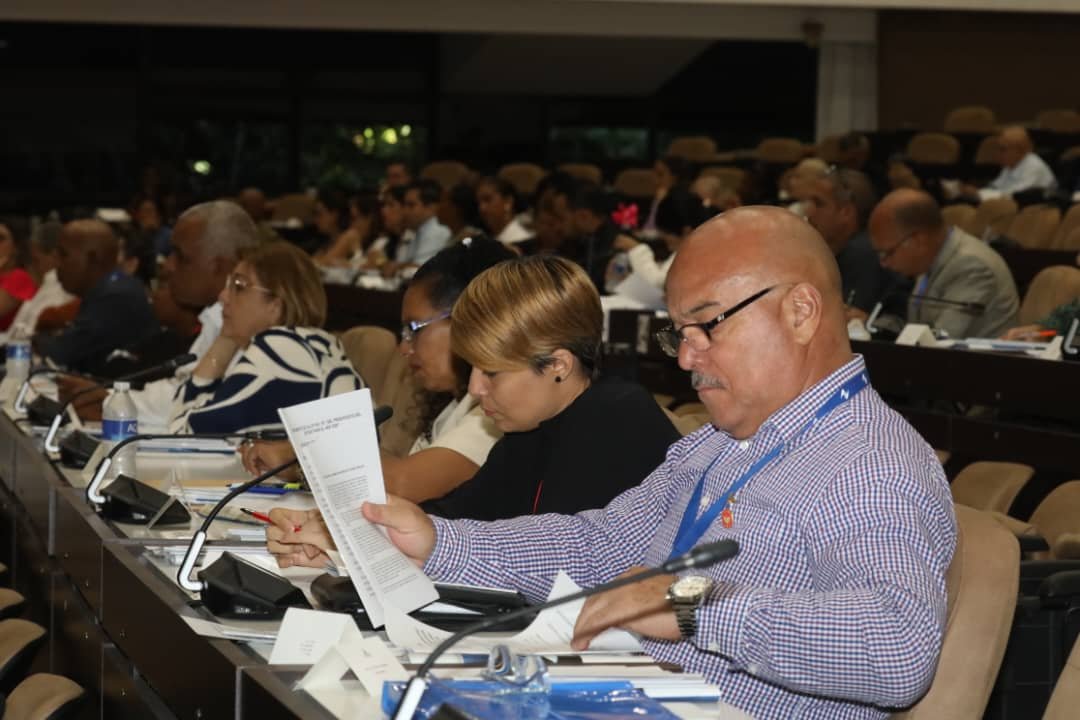 PartidoPCC's tweet photo. Inició el Séptimo Período Ordinario de Sesiones de la @AsambleaCuba, el cual se extenderá hasta el jueves 30 de julio.

En correspondencia con las exigencias del complejo contexto que atraviesa la nación, la sesión se desarrolla mediante videoconferencia, con la participación de los diputados desde sus respectivos territorios, mientras que aquellos que residen en La Habana lo hacen desde el Palacio de Convenciones.

La agenda de trabajo incluye temas medulares para enfrentar la situación actual, marcada por el recrudecimiento de la agresión imperialista.

#PoderPopular  #Cuba