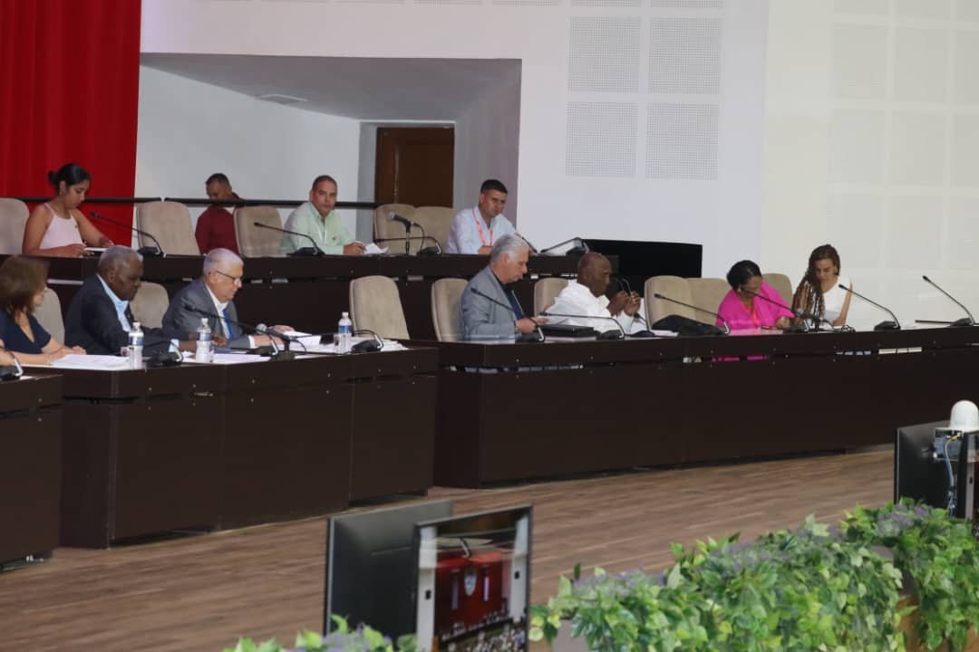 PartidoPCC's tweet photo. Inició el Séptimo Período Ordinario de Sesiones de la @AsambleaCuba, el cual se extenderá hasta el jueves 30 de julio.

En correspondencia con las exigencias del complejo contexto que atraviesa la nación, la sesión se desarrolla mediante videoconferencia, con la participación de los diputados desde sus respectivos territorios, mientras que aquellos que residen en La Habana lo hacen desde el Palacio de Convenciones.

La agenda de trabajo incluye temas medulares para enfrentar la situación actual, marcada por el recrudecimiento de la agresión imperialista.

#PoderPopular  #Cuba