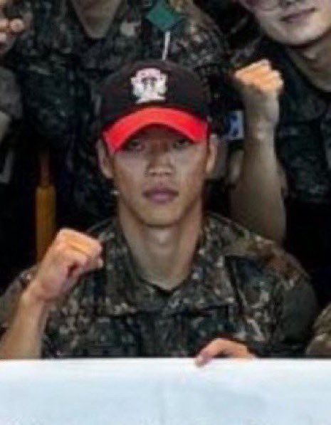 sonlight794970's tweet photo. 같은 군인 다른느낌… 손흥민보다가 황희찬보면 찍히면 망할 것 같음 https://t.co/qc23MZqSho