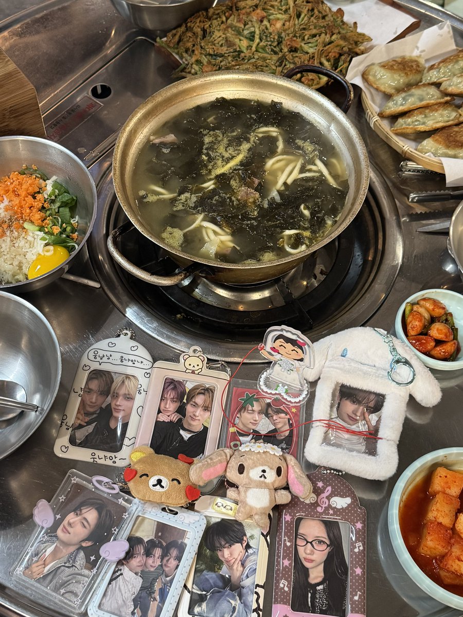 nvrsznvr's tweet photo. 성수 실비옥
여기볼때마다 뭐... 그냥미역국아니가!!! 했었는데 솔직히맞긴한데별거아니면서왜이렇게맛있는거옄ㅋㅋㅋ 에스파 하투하 맛집이래 몰랐어... 사이드도 맛있고. . . 박박긁어먹음 https://t.co/VI7sbHKyze