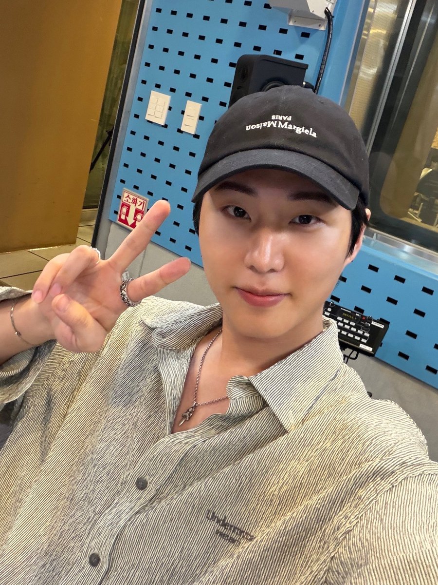 day6official's tweet photo. [ #DAY6_BEHIND ]

영스트리트에서 Yonge St. 부르기 성공🎙️🩵 

#DAY6 #데이식스
#YoungK #영케이
#SBSPOWERFM #웬디의영스트리트 https://t.co/Mj47tj8tJy