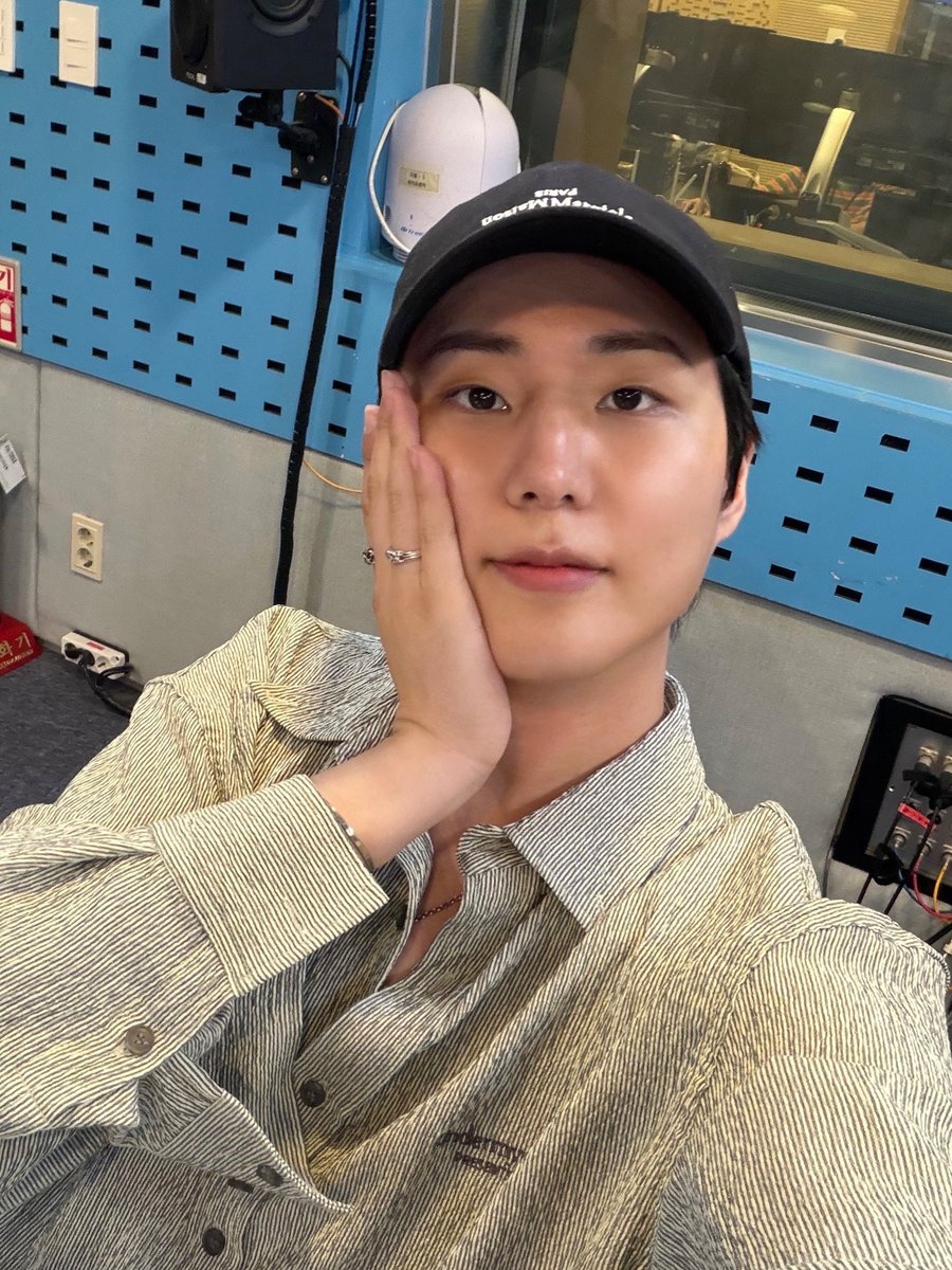 day6official's tweet photo. [ #DAY6_BEHIND ]

영스트리트에서 Yonge St. 부르기 성공🎙️🩵 

#DAY6 #데이식스
#YoungK #영케이
#SBSPOWERFM #웬디의영스트리트 https://t.co/Mj47tj8tJy
