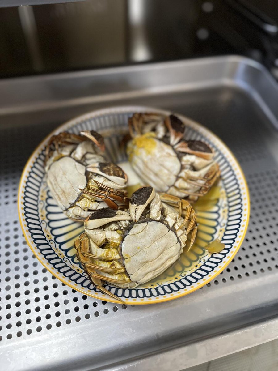 TangientiaLife's tweet photo. 「中秋限定 鲜掉眉毛的阳澄湖大闸蟹宴来啦！母蟹满黄公蟹膏肥，搭配现剥蟹黄狮子头+桂花糖藕，一口啃尽中秋鲜，手慢无→」， https://t.co/n90vzKaHLQ
