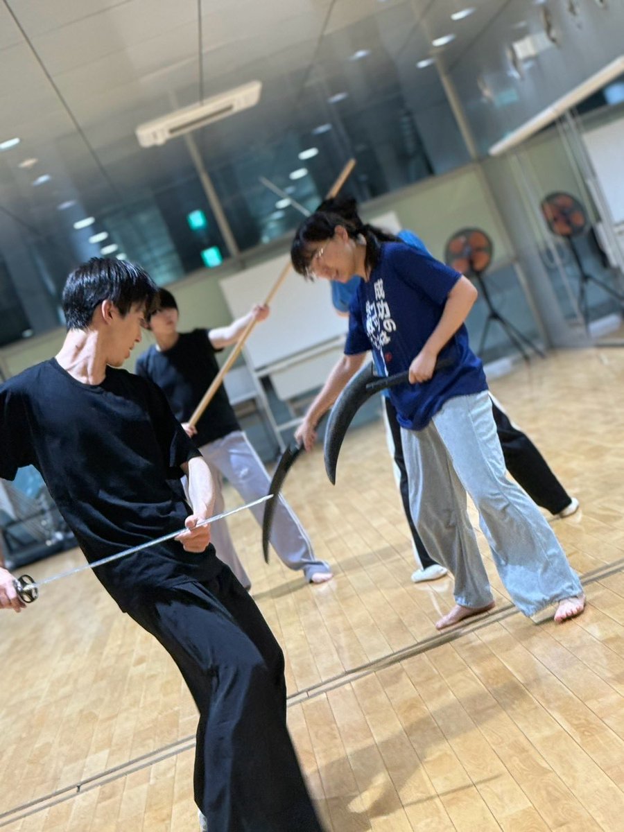 narumitakae's tweet photo. 今日は殺陣稽古をしたよ！
ようやく載せられる写真がある！
やったー！
全然かっこよさ伝わらないけどかっこいいシーンです！

#AYS大神 https://t.co/ad1KBG9gyY
