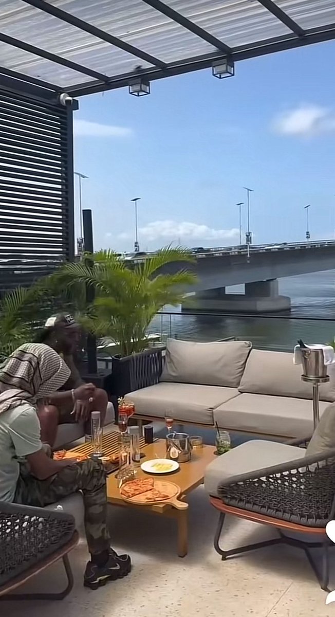 WestnotWest's tweet photo. Burna Boy pay 18 million to a restaurant and chased away everyone make him and his crew fit chill 

Which artist fit run such for Nigeria? 😂.. Only 1 Odogwu https://t.co/PdZcR1a5oJ