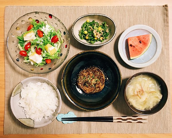 n_u_m_n_u_r's tweet photo. 私が熊本に住んでいたころに熊本地震が起きた　そのころ熊本市現代美術館で忘れられない企画があった　天草の丸尾焼の企画で、器を1枚持っていっていいから、その器を使った食卓の写真を送ってねという、震災後の熊本の日常を取り戻そうという企画

https://t.co/uqQjqZX6sW https://t.co/AFlR0PTYEs