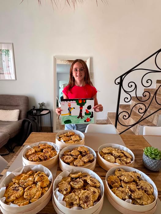 HopeMediaFR's tweet photo. 🇫🇷 À Montfort, Faustine a fait 200 cookies destinés aux pompiers ! 👏🏻

📸 Facebook https://t.co/4Tyr8ZeHvy