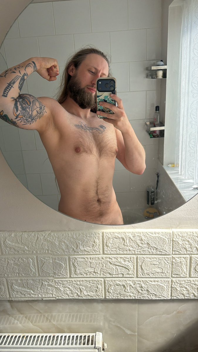JoelyB1995's tweet photo. @milfomatica Go on then… I’ll bite https://t.co/FhzLwT7XA1