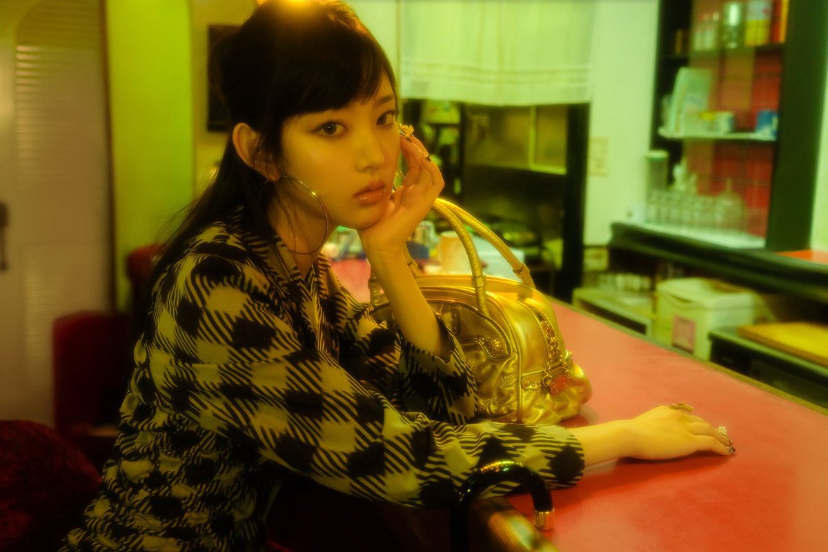 epbuk's tweet photo. we broke up on april's fools day, so I took it as a joke. I'm willing to humor her for a month #suisol https://t.co/yJRn49db02