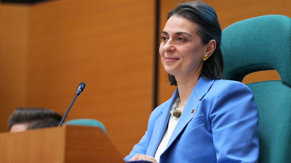 cumhuriyetgzt1's tweet photo. 🔴 Avrupa Demokratları'ndan 'Sinem Dedetaş' tepkisi

Avrupa Demokratları, Üsküdar Belediye Başkanı Sinem Dedetaş’ın gözaltına alınmasının Türkiye’de demokratik muhalefete yönelik siyasi baskıların bir parçası olduğunu savundu. Açıklamada, seçilmiş belediye başkanlarının hedef alındığı belirtilerek “Avrupa sessiz kalamaz” denildi.
https://t.co/W3xtVj3i5f