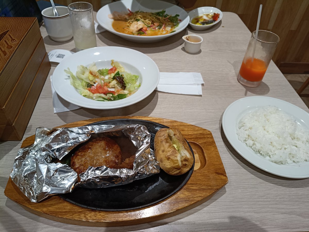 EML_Students's tweet photo. ココスでディナー！ https://t.co/mL9SDxBUTF