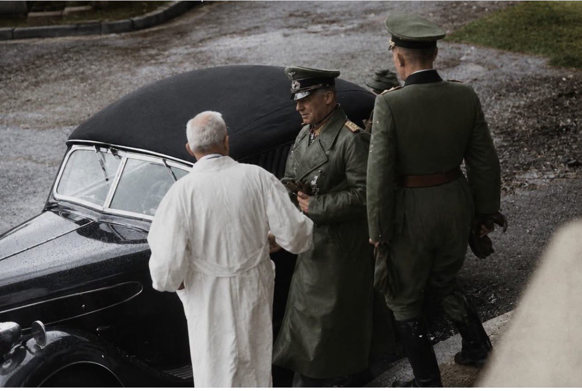 IIGM_Esp's tweet photo. La última foto conocida de Rommel, tomada en octubre de 1944, lo muestra de pie frente al Hospital Universitario de Ulm.

https://t.co/iFuVX63yom https://t.co/aXq57glHhq