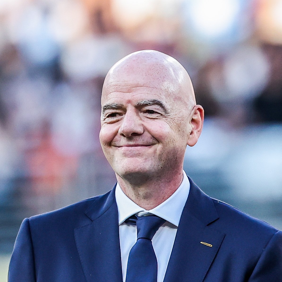 _BeFootball's tweet photo. 🚨🚨 L’UEFA SORT UN NOUVEAU COMMUNIQUÉ SUITE À LA DATE LIMITE FIXÉE PAR GIANNI INFANTINO 🇨🇭 DANS SON PROJET DE VENTE DE PARTS DE LA COUPE DU MONDE !!! 🤯🤯

« Aujourd’hui, nous avons appris la date limite fixée par la FIFA aux associations pour soutenir leurs propositions ou le retrait de l’offre de paiement unique. 

Cela dit tout ce que vous devez savoir sur ce plan.

Après avoir discuté avec de nombreuses parties prenantes à travers le jeu, l’UEFA sait qu’il y a une opposition importante et croissante au projet de la FIFA. 

La FIFA ne peut pas continuer à utiliser notre sport pour s’enrichir eux-mêmes et leurs amis. Nous pouvons développer le jeu correctement.

Il est temps de donner la priorité aux associations, clubs, ligues, joueurs et fans. »  

(Communiqué)