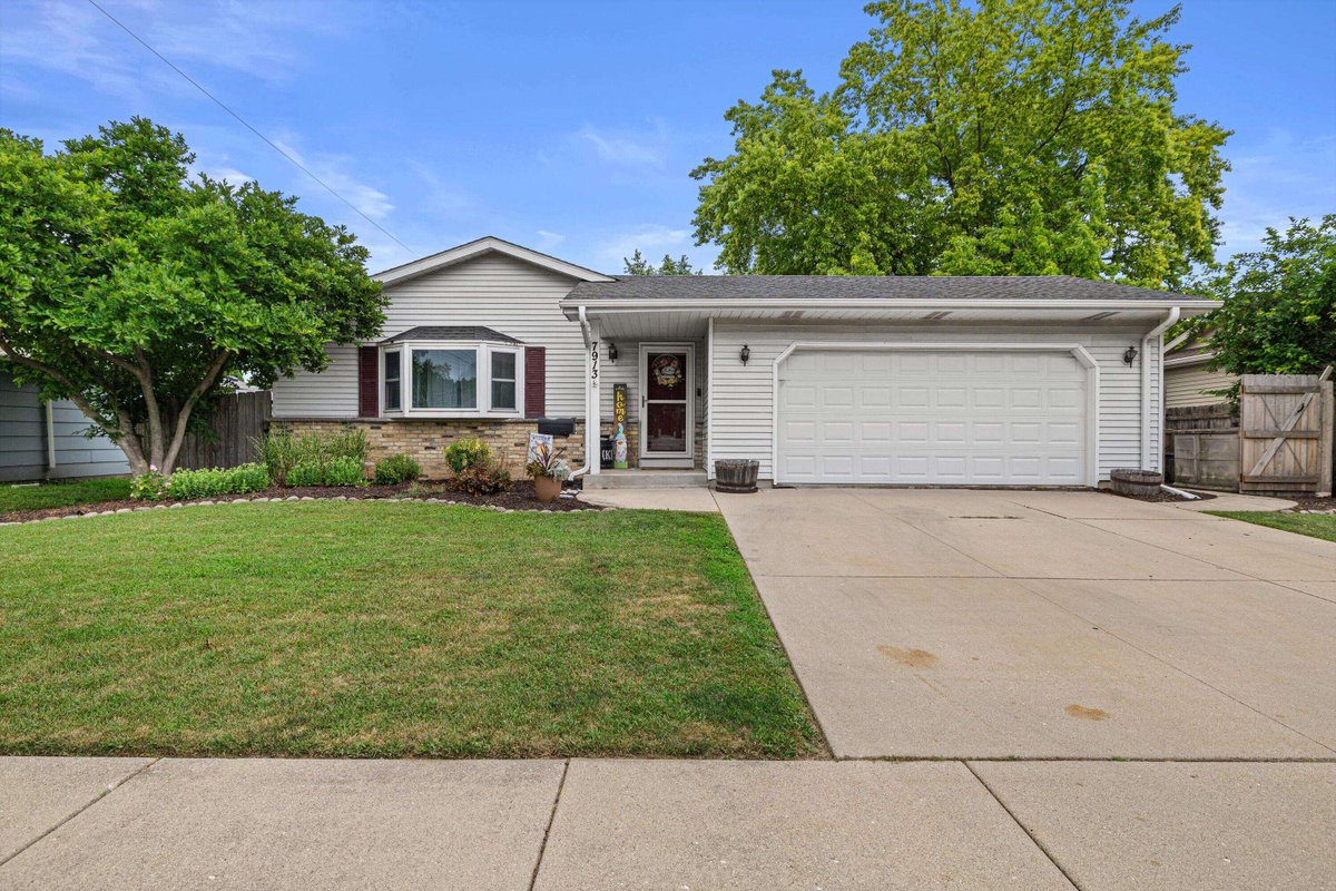 Keberlein's tweet photo. Under contract in Kenosha’s southside! 🏡  

This 3 bed/2 bath ranch at 7913 48th Ave wowed buyers with its oversized kitchen, finished lower level, and quiet fenced yard—move‑in‑ready homes like this don’t sit long.  

See more: https://t.co/WxdAJYYYH7  

#Kenosha #UnderContract https://t.co/jWKTke2w6f