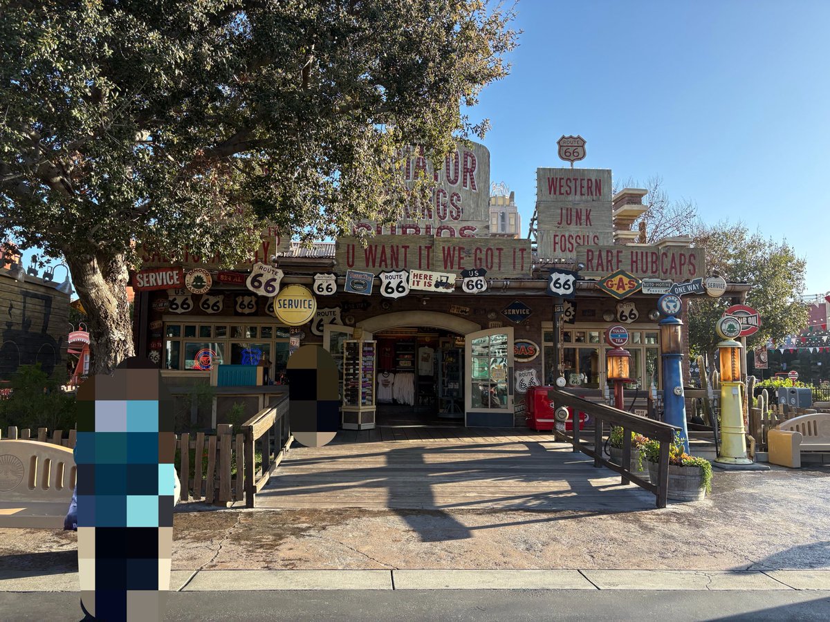 DStartours's tweet photo. 朝のラジエータースプリングスがこちら
朝イチはみんなレーサーに並ぶので、お店に人がいなくてまた違った雰囲気。 https://t.co/2u8p81gqya