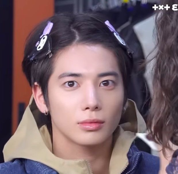 yeouzzn's tweet photo. don’t u just love it when they put sanrio hairclip on taehyun https://t.co/lD736viRjc
