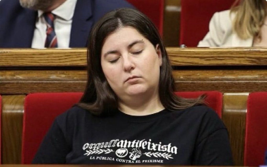meritxellbrown's tweet photo. 🤫🤫 Teclegeu els tuits suaument, no fos cas que desperteu la diputada d'ERC del "sí vigilant".🤫🤫🤫 https://t.co/0cEOsgtYAz