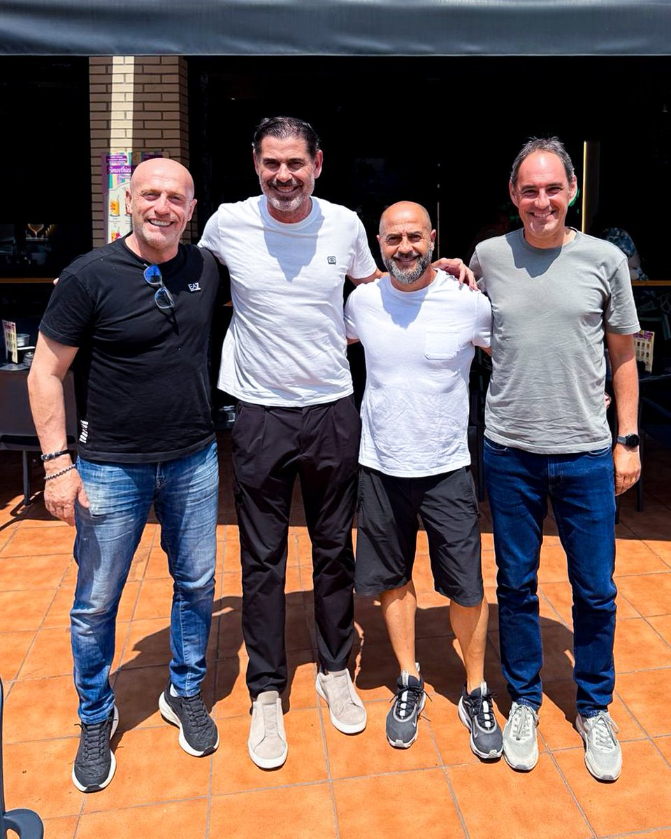 RealOviedo's tweet photo. 📸 Imágenes que nos prestan, y mucho 

👋🏻 En su visita exprés a Oviedo, Fernando Hierro no quiso perder la oportunidad de volver a El Requexón y reencontrarse con Julián Calero y su cuerpo técnico

#RealOviedo 🔵⚪ https://t.co/7xio3ZvELw