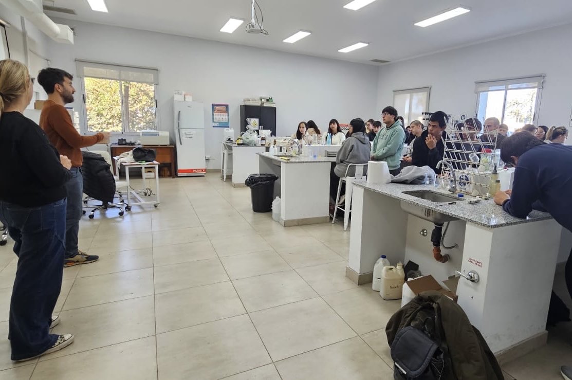 extensionUNNOBA's tweet photo. 🍎 Proyecto de Extensión | Alimentando vocaciones II

La ECANA recibió a estudiantes de escuelas secundarias de Vedia, General Viamonte y Junín, en el marco del proyecto de extensión “Alimentando vocaciones II”, dirigido por Agustín Sola y codirigido por María Florencia Cocco. https://t.co/AQWV5wMa0n