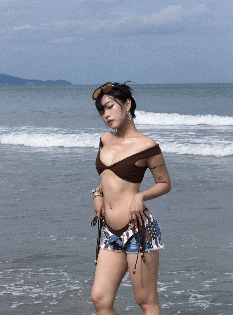 tonghopdidamm's tweet photo. Lần đầu được thấy chi xê trong bộ bikini https://t.co/n2Hg7jWJig