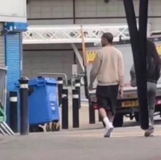 RobSanchezOUT's tweet photo. 🚨🔵⚪ EXCLUSIVE: Lacroix spotted at Stamford Bridge for his signing announcement photo shoot which is to be performed alongside Welbeck and Henderson. #CFC https://t.co/12ncGXX4l0