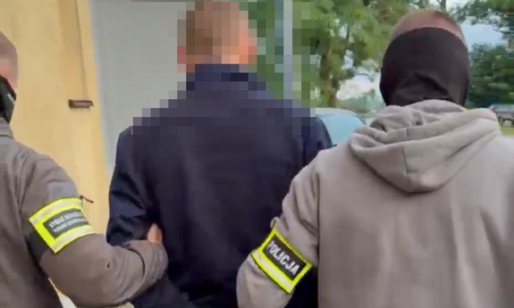 🚨 Dzięki współpracy policjantów kryminalnych z Komendy Powiatowej Policji w Wejherowie oraz funkcjonariuszy Placówki Straży Granicznej w Gdyni zabezpieczono ponad 15 kilogramów narkotyków o czarnorynkowej wartości około 900 tysięcy złotych. Zatrzymany 41-letni mieszkaniec