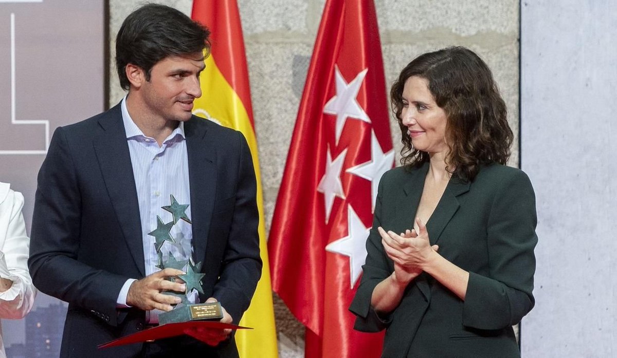 FonsiLoaiza's tweet photo. El ayusista Carlos Sainz Jr. dice estar muy "angustiado" al tener su finca familiar en la zona de incendios. Sin embargo, ha fijado su residencia fiscal en Mónaco para no pagar a los bomberos forestales que están luchando contra el fuego. https://t.co/kiBlPJTmk9