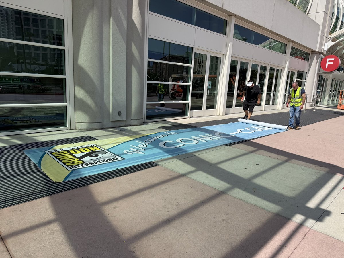 CBCCPodcast's tweet photo. We think this was the last Comic-Con sign taken off the Convention Center building &amp; rolled away. https://t.co/bh8t3Qy0xo