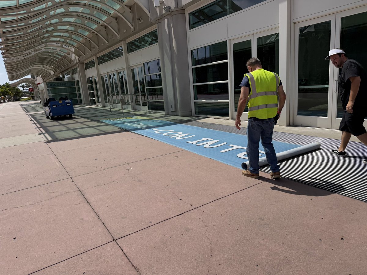 CBCCPodcast's tweet photo. We think this was the last Comic-Con sign taken off the Convention Center building &amp; rolled away. https://t.co/bh8t3Qy0xo