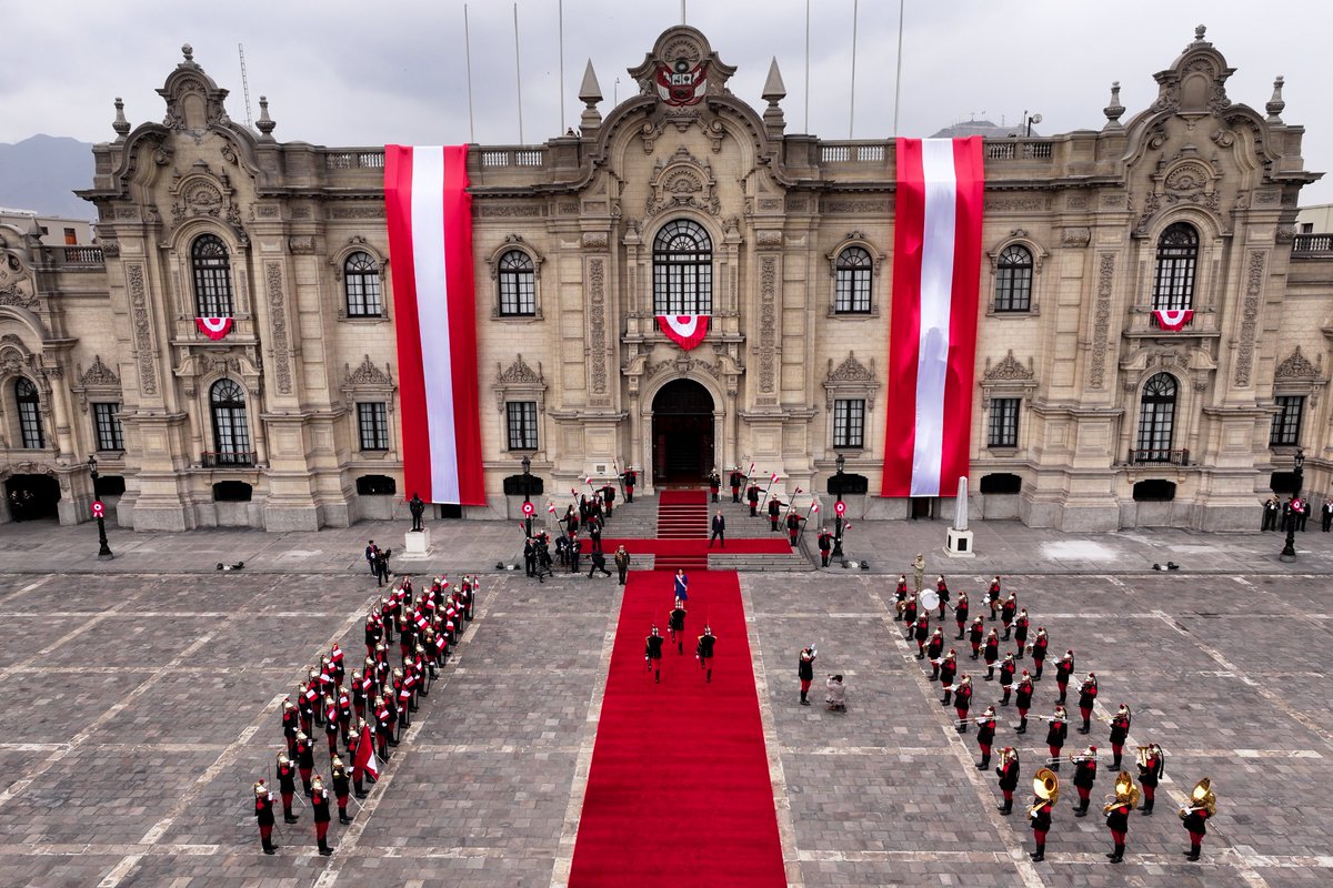 OLACDEORG's tweet photo. En el marco de su agenda oficial en la República del Perú, el Secretario Ejecutivo de OLACDE, @AndresReboll, sostuvo un saludo protocolar con la Presidenta de la República, @KeikoFujimori, durante la ceremonia de cambio de mando presidencial. 🇵🇪

Este encuentro subraya la importancia del diálogo y la cooperación entre los países de la región para continuar fortaleciendo una agenda común en materia energética. 🤝

Reafirmamos nuestro compromiso para seguir promoviendo la integración energética regional, el intercambio de conocimientos y la construcción de alianzas estratégicas que aceleren una transición energética inclusiva y sostenible.

#OLACDE #IntegraciónEnergética #Perú #TransiciónEnergética #CooperaciónRegional #AméricaLatina @presidenciaperu @CancilleriaPeru @MinemPeru