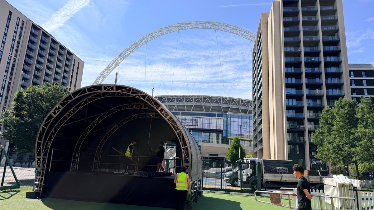 AlistageLtd's tweet photo. Such a perfect way to spend a summer Sunday ☀️✨

Sunshine, great vibes and supporting incredible musicians by Wembley Stadium

@wembleyparkldn @alistageltd 

#alistageltd #proudlymadeingreatbritain #aluminium #wembleypark #alidome https://t.co/6pY1QAeQkH