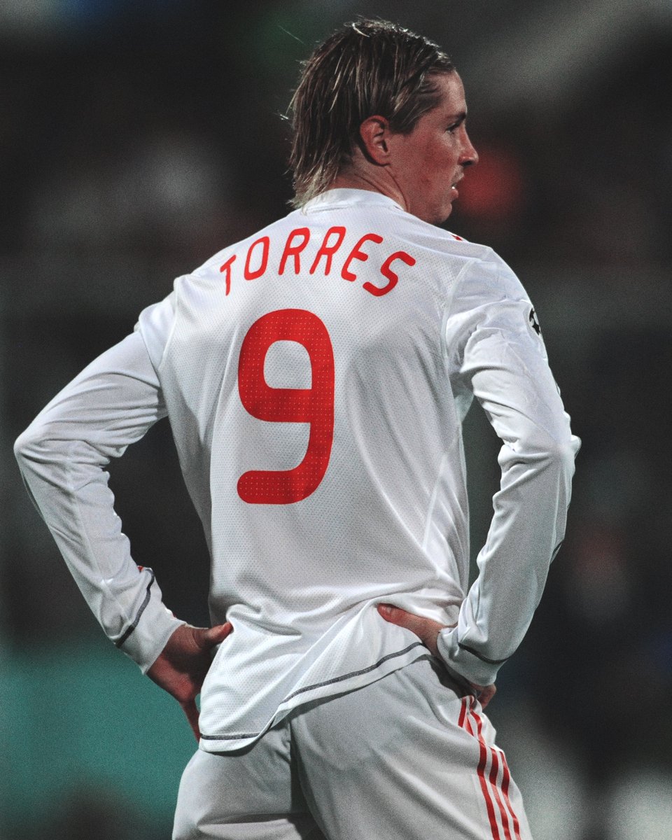 SI_FootballClub's tweet photo. Fernando Torres in the Champions League wearing a sponsorless Liverpool away kit (2009) https://t.co/MEyOR4c6rf