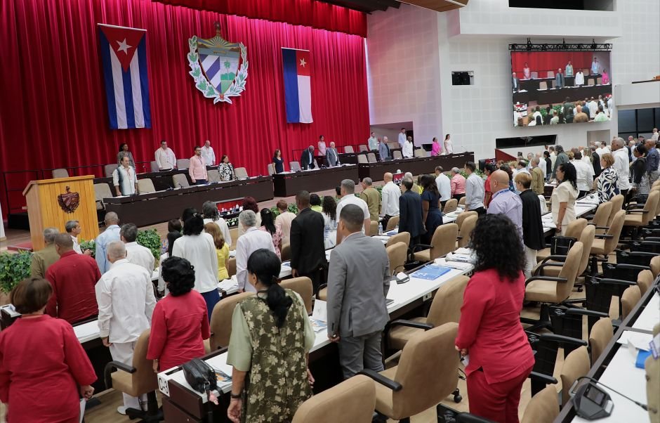 alfonso_noya's tweet photo. Con la participación por videoconferencia del General de Ejército Raúl Castro, líder de la Revolución Cubana, y la presencia del @DiazCanelB, comenzó el VII Período Ordinario de Sesiones de la X Legislatura de la @AsambleaCuba. #CubaLegisla. https://t.co/DKplFmoj8e