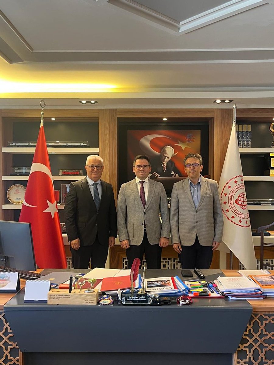 tursaborgtr's tweet photo. TÜRSAB Karayolu Ulaştırma, Taşımacılık ve Araç Kiralama İhtisas Başkanlığı heyetimiz, Ulaştırma ve Altyapı Bakanlığı Ulaştırma Hizmetleri Düzenleme Genel Müdürlüğü görevine yeni atanan Sayın Dr. Çağlar Tabak’a nezaket ziyaretinde bulundu.

Ziyarette Birliğimizi temsilen Orta Anadolu BTK Başkanı Muhammet Sarıtaş, Karayolu Ulaştırma, Taşımacılık ve Araç Kiralama İhtisas Başkanımız Cem Türkkan yer aldı.

Gerçekleşen görüşmede, Sayın Dr. Çağlar Tabak’a yeni görevinden dolayı başarı dilekleri iletilirken, taşımacılık sektörünün gelişimine yönelik çalışmalar, kamu ve sektör iş birliği kapsamında yürütülebilecek ortak projeler ve karşılıklı iş birliği imkânları ele alındı. Toplantıda ayrıca; D2 yetki belgesi kiralamalarında yaşanan sorunlar değerlendirilerek, sektörün beklentileri ve çözüm önerileri hakkında görüş alışverişinde bulunuldu.

Sektörümüzün gelişimine yönelik gösterdikleri ilgi ve iş birliği yaklaşımlarından dolayı Sayın Dr. Çağlar Tabak’a teşekkür eder, yeni görevinde başarılar dileriz.