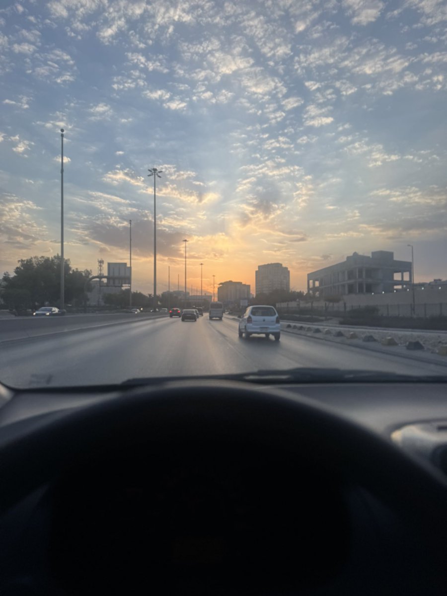 xeyexl's tweet photo. بين الغيوم كانت الشمس تقول: مهما طال الثقل، يبقى للنور طريق

منظر السماء اليوم وانا مداومه كان اجمل منظر مر علي من بداية اليوم https://t.co/KBAOi3TuSy